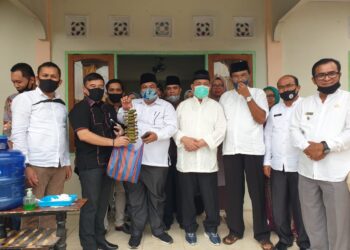 Alirman Sori poto bersama saat berkunjung ke Pakandangan Jumat, 5/6.