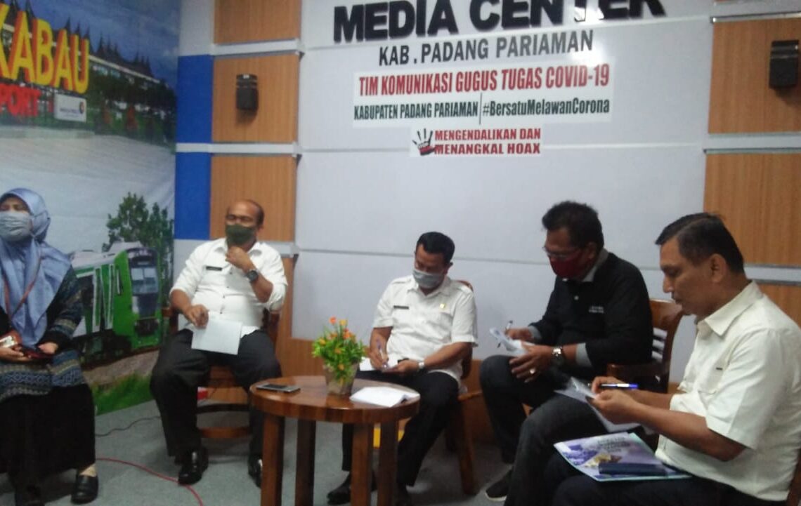 Pemkab Padangpariaman menggelar jumoa pers terkait dana BLT, Rabu, 10/6.