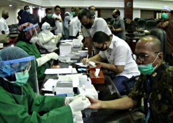 Puluhan anggota DPRD Sumbar jalani rapid test.