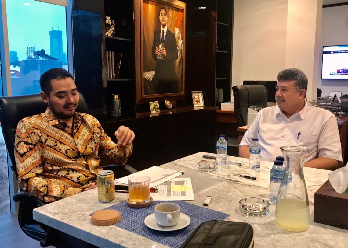 Eri Zulfian berbincang dengan Prananda Paloh.