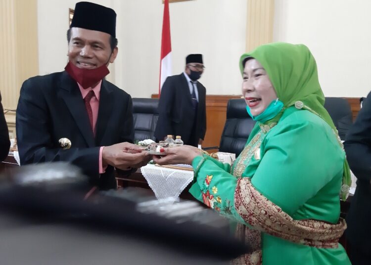 Ketua DPRD Pariaman Fitri Nora bersama Walikota Pariaman, Genius Umar.
