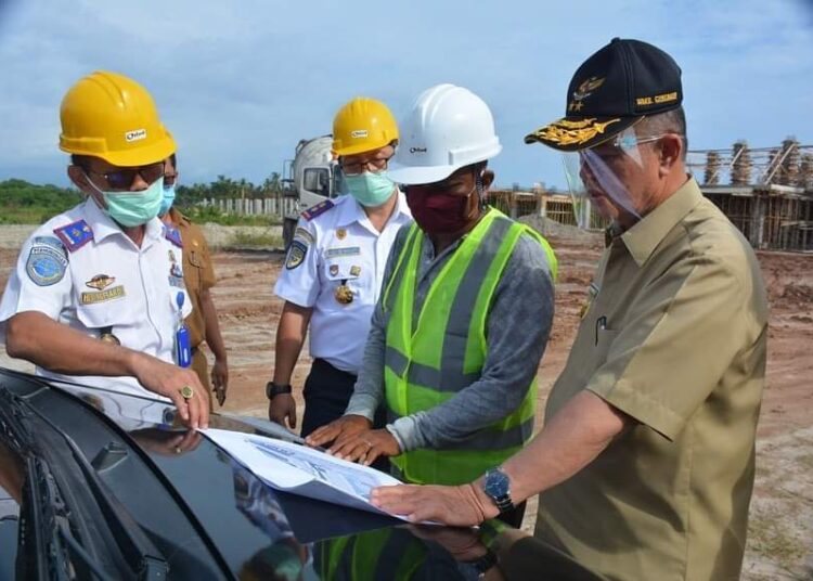Wakil Gubernur Sumbar Nasrul Abit saat meninjau pembangunan terminal Anak Air, Kamis, 16/7.