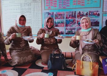 Lucyanel Genius Umar bersama Indriati Mardison Mahyuddin saat di nagari Jawi jawi Guguak, Solok, Rabu, 29/7.