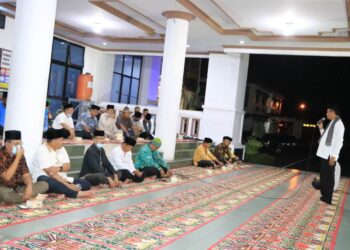 Suasana malam takbiran di teras balaikota Pariaman.
