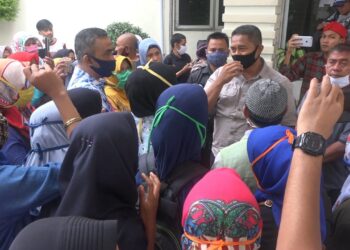 Warga demo ke DPRD Padang, Selasa, 7/7.