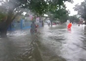 Kondisi banjir di salah satu ruas jalan kota Padang, Rabu, 8/7.