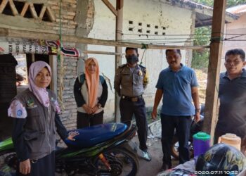 Syafriwal saat mengunjungi Sariaji di rumahnya  Sabtu, 11/7.