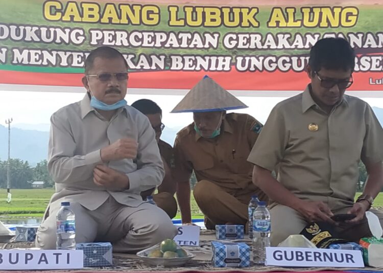 Bupati Padangpariaman Ali Mukhni bersama Gubernur Sumbar Irwan Prayitno.