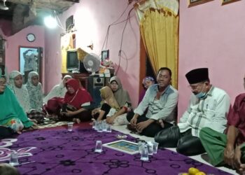 Bupati Padangpariaman Ali Mukhni di rumah duka, Selasa, 21/7.