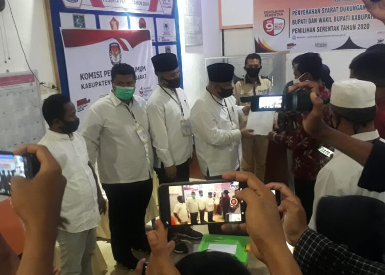 Pasangan Agus -Romi antarkan kekurangan  KTP ke KPU Pasbar, Senin, 27/7.