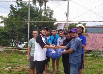 Founder Parmato serahkan jaring gawang untuk SSB Garuda Sawahlunto.