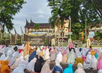 Shalat hari raya di kantor gubernur Sumbar. (Foto: dok. Tribunpadang)