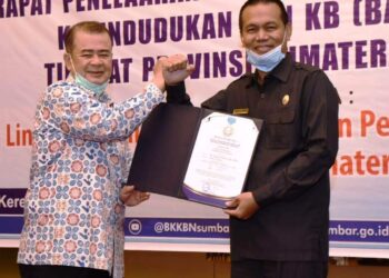 Genius Umar terima penghargaan dari BKKBN.