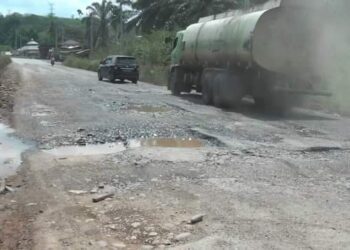 Jalinsum perbatasan Sumbar-Jambi rusak parah.