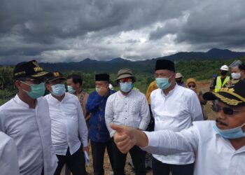 Gubernur Sumbar bersama Bupati Padangpariaman saat mengunjungi Stadion Sumbar, Jumat, 31/7.