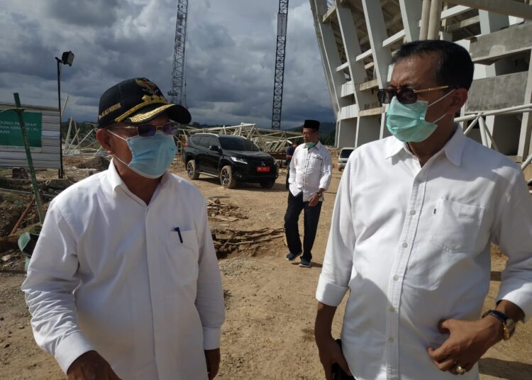 Ali Mukhni bersama Ganefri di stadion Utama Sumbar.