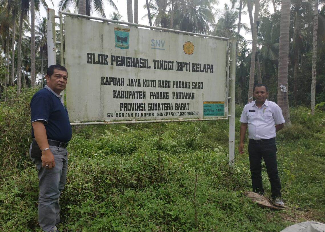 Walinagari Koto Baru Zul Hendra Yani bersama Kabag Humas Padangpariaman  Anton Wira Tanjung.