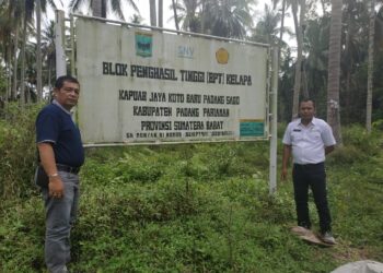 Walinagari Koto Baru Zul Hendra Yani bersama Kabag Humas Padangpariaman  Anton Wira Tanjung.