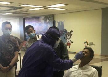 Gubernur Sumbar, Irwan Prayitno lakukan test swab.