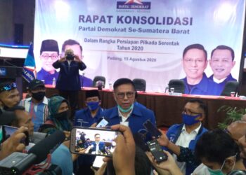 Calon gubernur Sumbar Mulyadi saat wawancara dengan insan pers, Sabtu/15/8.
