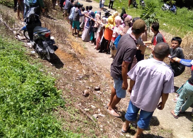 Warga bersama sama menarik tonggak macu.