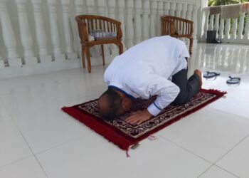 Ali Mukhni melakukan sujud syukur usai menerima kabar hasil tes swabnya negatif Covid 19.