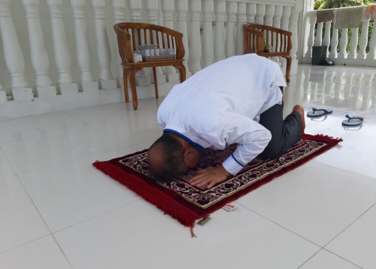 Ali Mukhni melakukan sujud syukur usai menerima kabar hasil tes swabnya negatif Covid 19.
