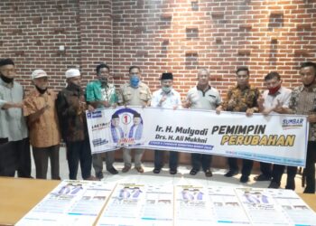Ali Mukhni poto bersama dengan Syamsu Rahim dan tokoh masyarakat Solok dan Sijunjung.