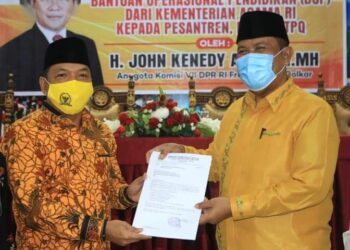 Asmadi serahkan bantuan kepada Mardison Mahyuddin.