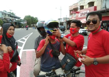 Relawan Aspila dan Laki Pariaman bagikan masker kepada warga, Sabtu, 5/9.