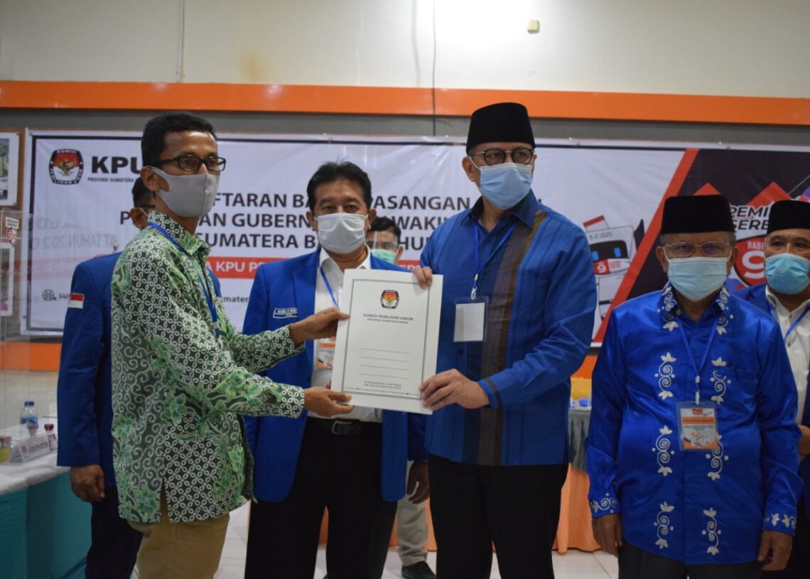 Pasangan Mualim menyerahkan berkas pendaftaran ke KPU Sumbar.