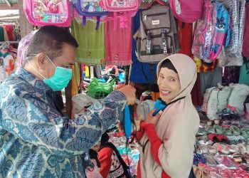 Ketua DPRD Padangpariaman Arwinsyah bagikan masker kepada masyarakat.