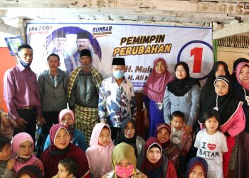 Ali Mukhni bersama masyarakat.