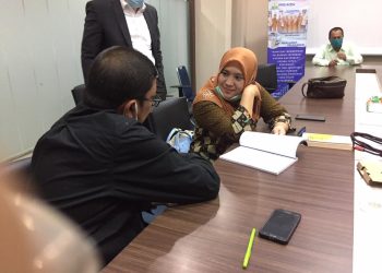 Dua komisioner beda provinsi Hamdan Nurdin (KIA) dan Tanti (KI Sumbar) sharing soal Monev Keterbukaan Informasi Publik, Kamis 22 Oktober 2020 di Banda Aceh. (foto: ppid-kisb)