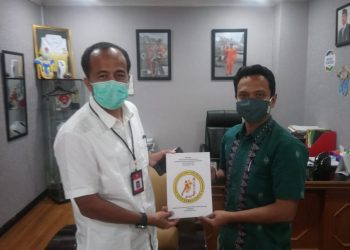 Ketua Porserosi Sawahlunto Recky Zulkarnaen serahkan proposal ke Kemenpora, Jumat, 23/10.