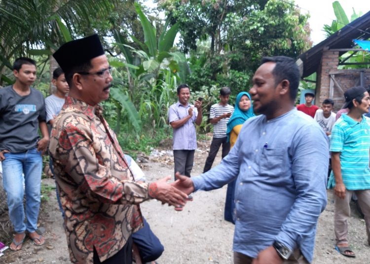 Aprinaldi menyalami masyarakat saat menghadiri Maulid Nabi.