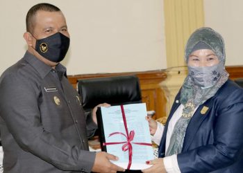 Mardison Mahyuddin serahkan nota rancangan APBD 2021 kepada ketua DPRD Fitri Nora.