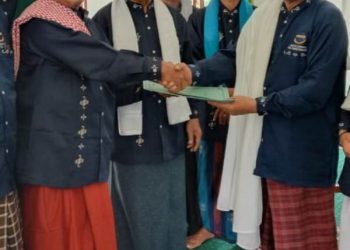 Ketua Umum Pimpinan Pusat Syattariyah Buya Ismed Ismael Tuanku Mudo menyerahkan SK kepengurusan Syattariyah Padang Pariaman ke Ketua Umum Ali Bakri Tuanku Khalifah usai dikukuhkan. (damanhuri)