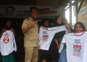 Indra Catri bagikan kaos di posko Mualim baru baru ini.