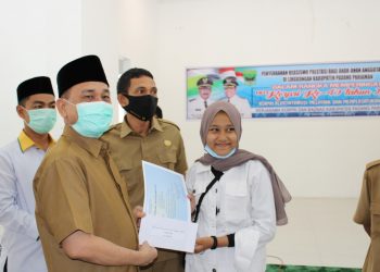 Jon Priadi serahkan beasiswa kepada siswa berprestasi, Selasa, 15/12.