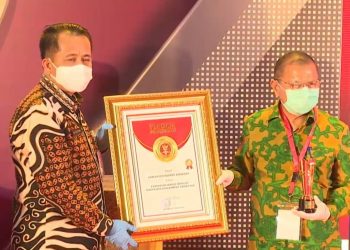 Bupati Padangpariaman Ali Mukhni terima penghargaan sebagai daerah paling inovatif, Jumat, 18/12.