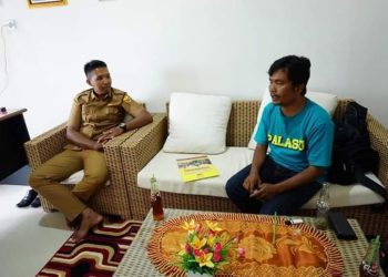 Kades Koto Marapak Yuhaldi bersama ketua Batajau Seni Piaman, M Fadhli.