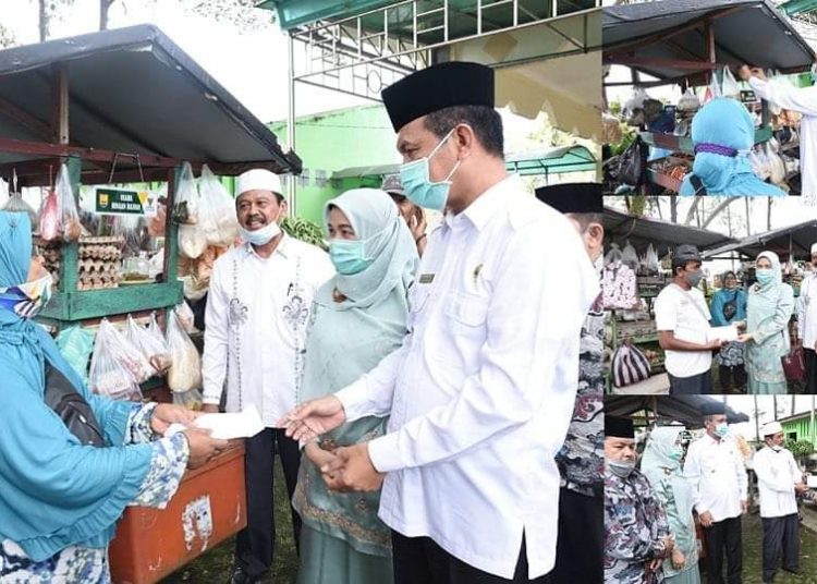 Genius serahkan bantuan kepada pesdagang sayur.