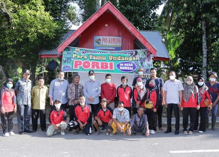 Genius Umar bersama peserta buru babi dan tokoh masyarakat.