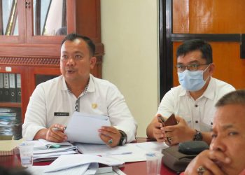 Plt Kadis Pemberdayaan masyarakat dan desa, Afwandi, melakukan rapat persiapan Pilkades di Balaikota, Rabu, 27/1.