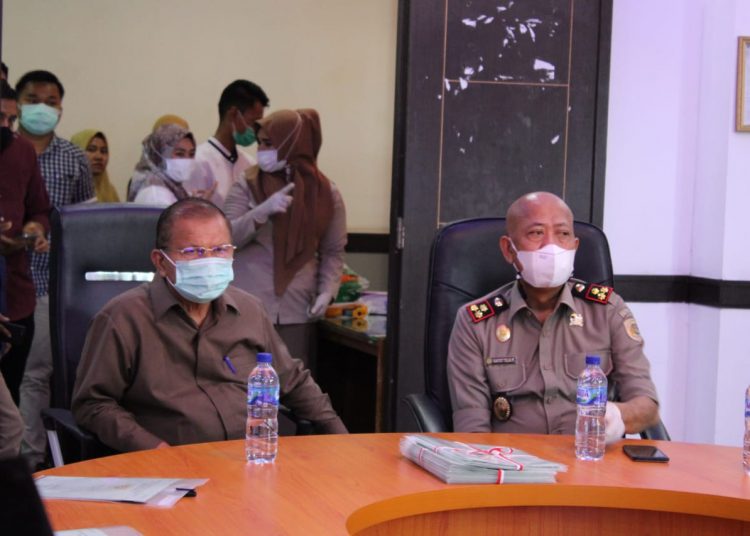Bupati Ali Mukhni dan Kepala Kantor Pertanahan di Kantor Bupati, Parit Malintang, Selasa, (5/1)