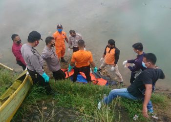 Petugas mengevakuasi jenazah dari lokasi kejadian.