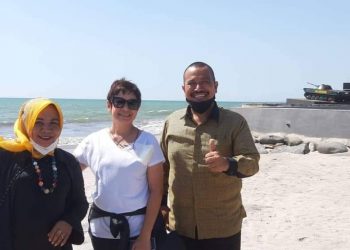 Nurul Arifin di pantai Gandoriah.