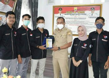Hendri bersama mahasiswa magang UNP.