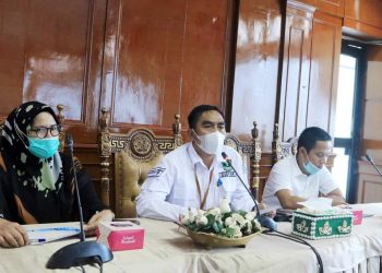 Kadis Budpar Pariaman Marhen rapat dengan pihak terkait.